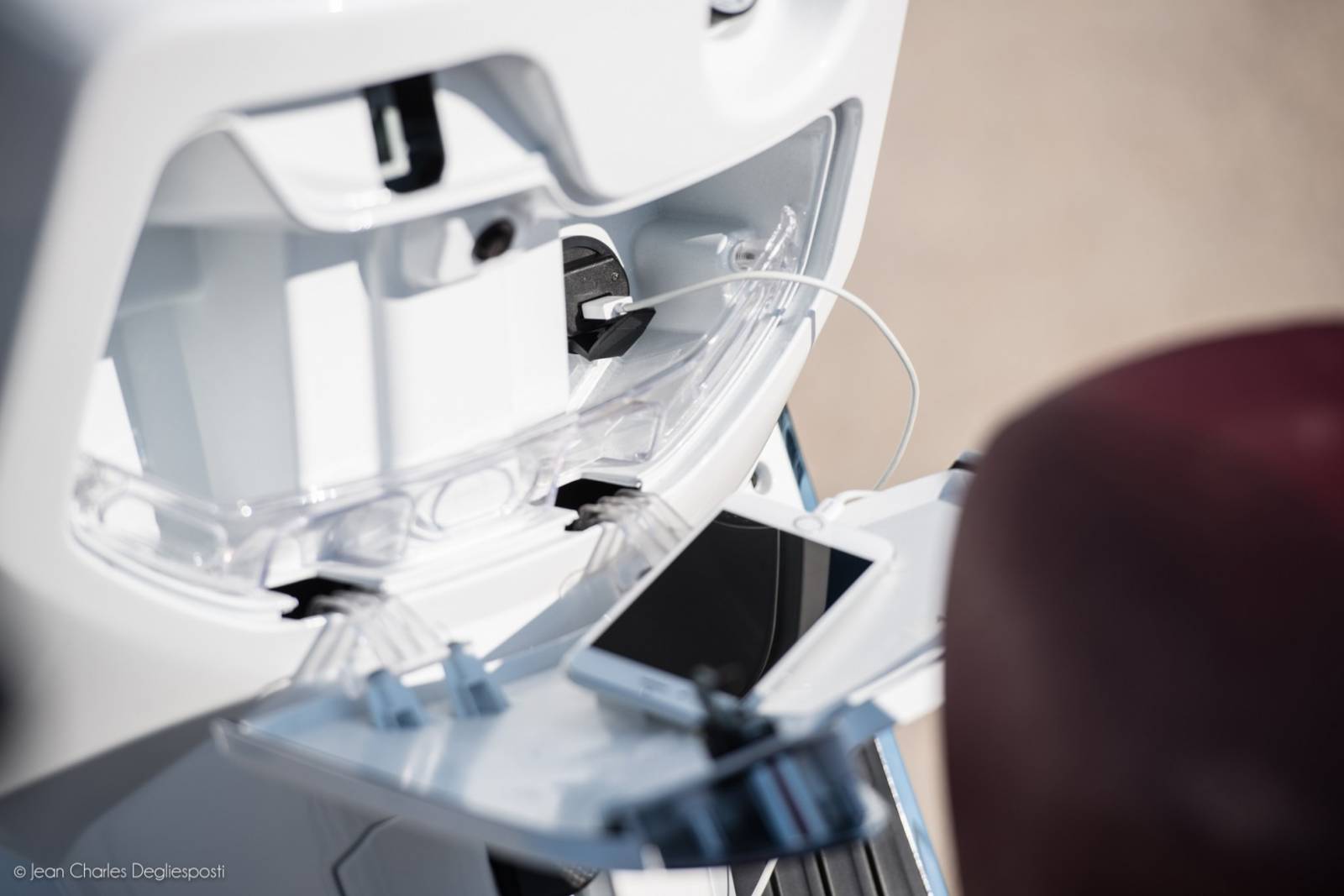 Scooter KYMCO NEW LIKE 125 : boîte à gants + prise USB